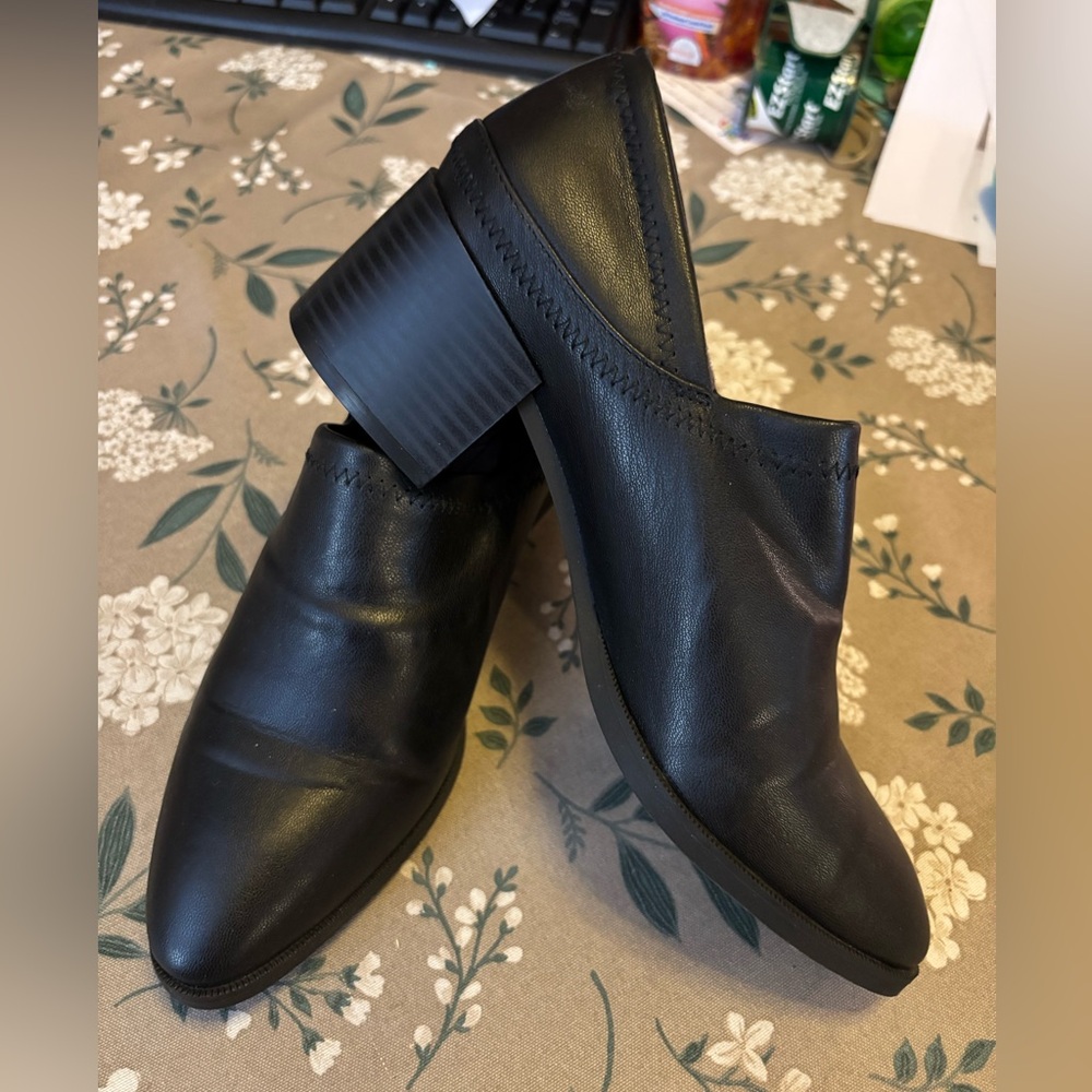 Life Stride Black Leather slip- ins Chunky Heel Booties. Size